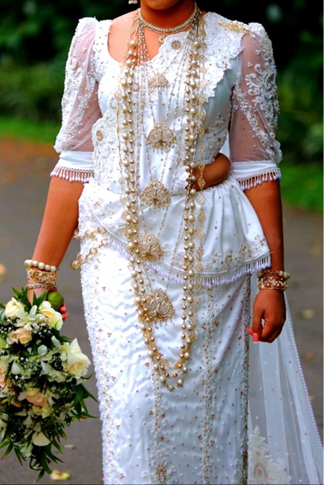 White Kandyan Bridal Saree - BRD1642 - Image 3