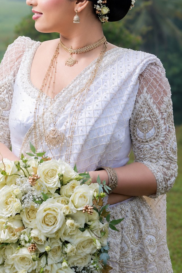 White Kandyan Bridal Saree - Image 2